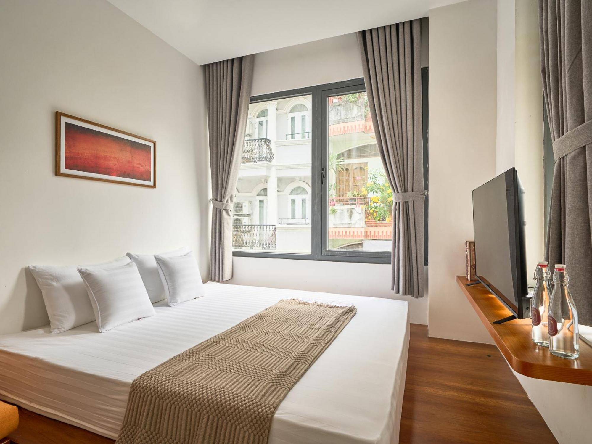 Paradox Saigon Centre-streetview-near Nguyen Hue-100m2 Rooftop Pool Apartment