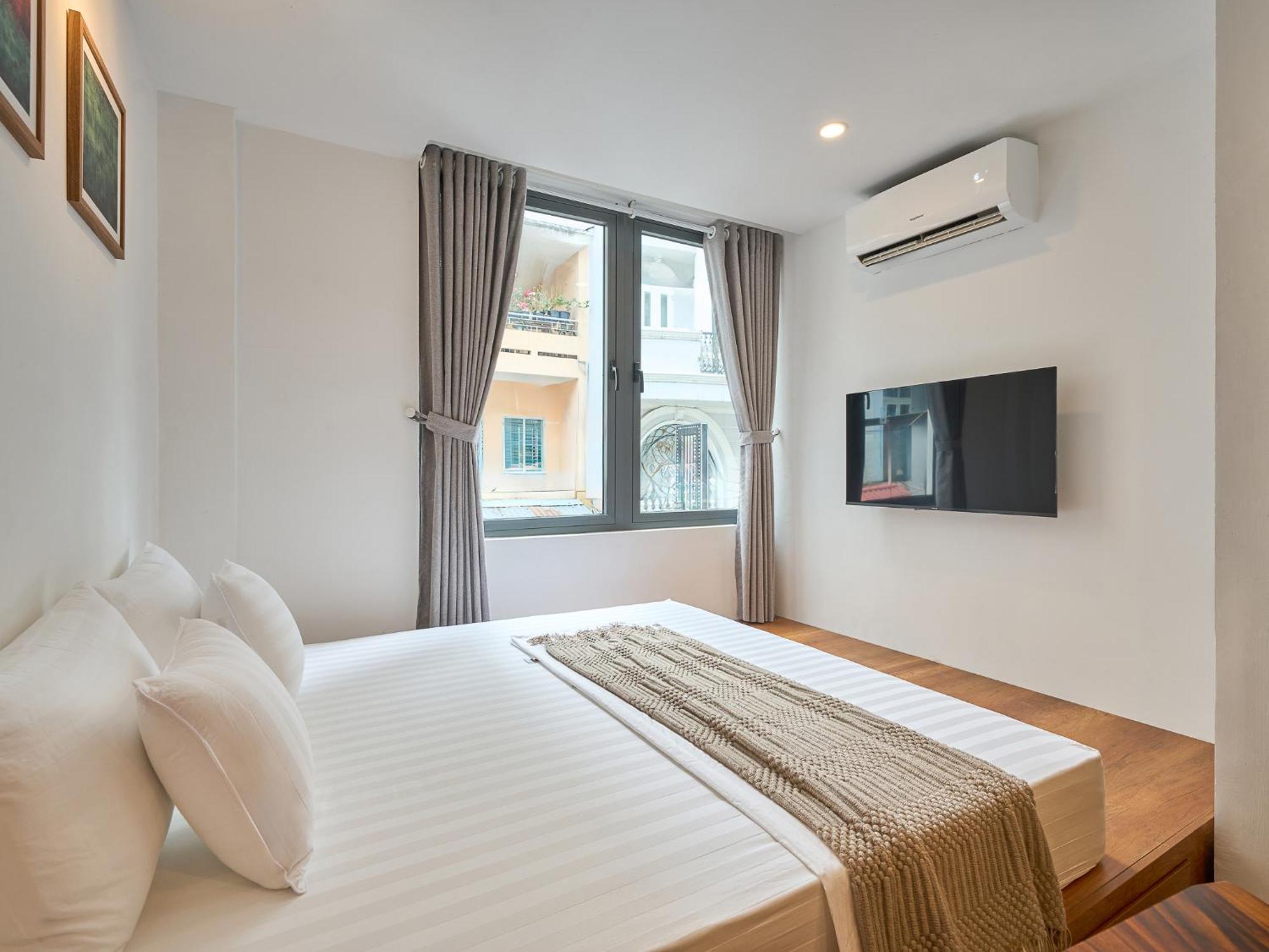 Paradox Saigon Centre-streetview-near Nguyen Hue-100m2 Rooftop Pool Apartment Ho Chi Minh City